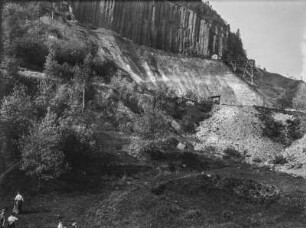 Steinbruch : Blick auf einen Steinbruch am Hang eines Berges