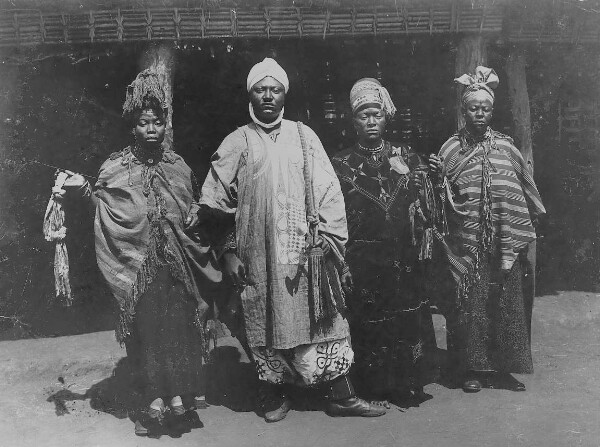 Sultan Njoya avec trois dames