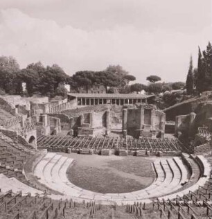 Großes Theater mit Bühnenhaus in Pompeji