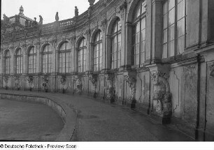Dresden-Altstadt. Zwinger (1709-1728; M. D. Pöppelmann, B. Permoser). Südwestliche Bogengalerie