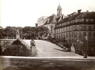 Dresden. Aufgang zur Brühlschen Terrasse : Dresden. Freitreppe Brühlsche Terrasse zum Schloßplatz (1814; G. F. Thormeyer) mit Skulpturengruppe "Vier Tageszeiten" (1868/1871; J. Schilling). Ansicht mit Palais Brühl und Fürstenbergschem Haus