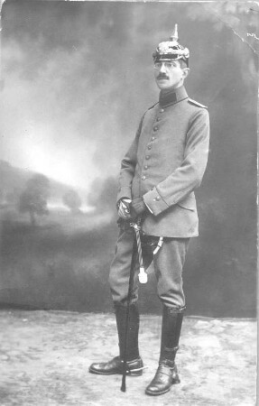 Hans Richter in Uniform und mit Helm mit Spitze (Pickelhaube)