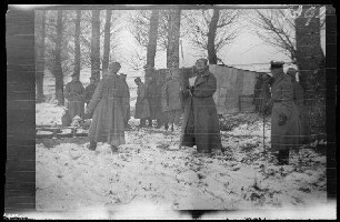 bei Illawcze (=Ilavche, Ukraine) an der Verkehrsstelle: Soldaten rund um die Hütte für Tauschverkehr ("Tauschhandel Schnaps gegen Seife")