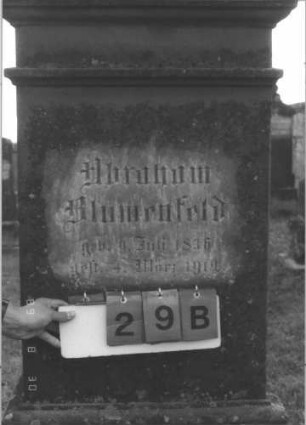 Grabstein 29 (Index: 99609665) Material: Sandstein Zustand: teilweise stark verwittert Maße HxBxT: 183x69x30 cm Beschreibung: Stele, Giebelabschluß mit Verdachung, Mittelpalmette, Schriftfeld eingetieft, getreppter Sockel, unten Rusticaimitat: Grabstein 29B