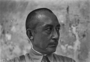 Mann im Anzug (Deutsche Ostasien-Expedition 1937/1939)