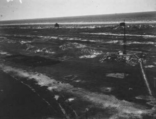 Meerblick : Blick von einer Anhöhe über den Strand auf das Meer.