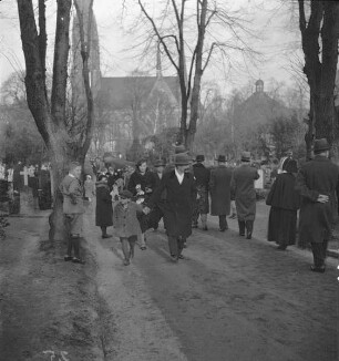 Besucher des Luisenstädtischen Friedhofs am Totensonntag