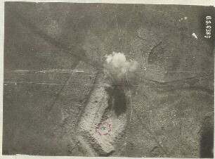 Zielfort (Lager Lechfeld) mit einschlagender Mine während des Einschießens des mittleren Minenwerfers 14 auf Minenwerfer 8 (1000 m)