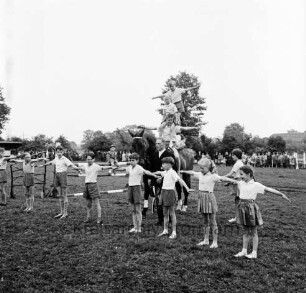 Waldstraße / Oetjendorfer Landstraße: Turnierplatz des Reithofs Karl Düwiger: Pferdeleistungsschau der Turniergemeinschaft Süd: Kindervoltigiergruppe Hoisdorf mit Reitlehrer und Pferd: dahinter Zuschauer: hinten Bäume und Häuser