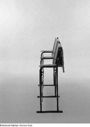 Klappstuhlpaar mit Schreibplatten an Rückenlehne