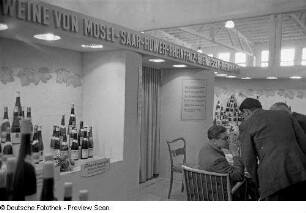 Messestand mit Weinen von Mosel, Saar, Ruwer und Rhein