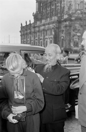Dresden-Altstadt. Hồ Chí Minh, Präsident der Demokratischen Republik Nordvietnam, auf dem Theaterplatz