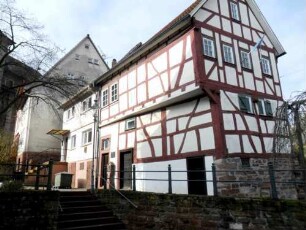 Stadtbild - Hauptstraße im Norden unterhalb der Stadtkirche - Fachwerkhaus (Kleinbürgerhaus) mit vorkragendem Obergeschoß über Giebel- und Traufseite in Übersicht