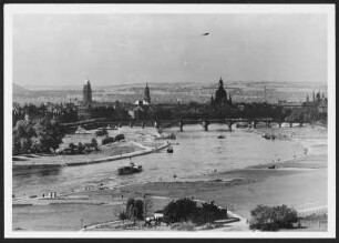 Dresden, Elbe : Dresden. Blick vom Aussichtspavillon am Waldschlösschen auf die Silhouette der Altstadt