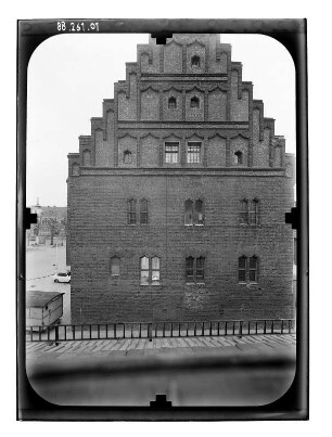 Jüterbog, Markt 21. Rathaus (Baubeginn 1499). Westgiebel