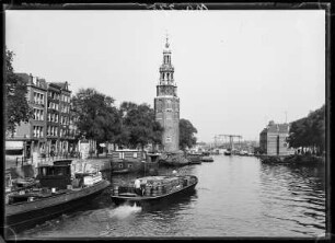 Amsterdam, Niederlande. Der Turm Montelbaanstoren an der Oude Schans