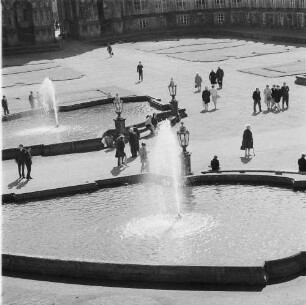 Dresden-Altstadt. Zwinger (1709-1728; M. D. Pöppelmann, B. Permoser). Brunnenbecken und Rasenspiegel im Zwingerhof