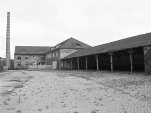 Dresden-Übigau, Klingerstraße. Pionierkaserne Übigau (1913). Kasernengebäude (an der Werftstraße) und Unterstand für Militärfahrzeuge. Hofansicht