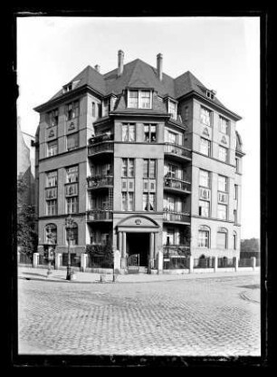 Köln, Neustadt-Nord, Eckhaus Blumenthalstraße 31 / Ecke Hülchenrather Straße