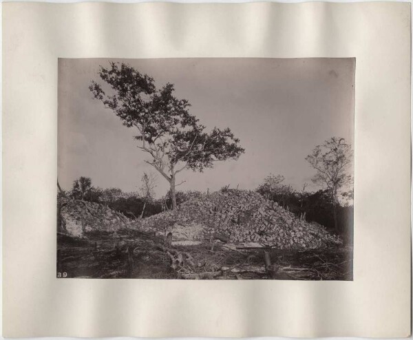 "Mound 6. Côté ouest. Vue vers l'est 20°N".