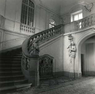 Niederwiesa-Lichtenwalde, Schlossallee 10 D. Schloss Lichtenwalde (1722/1726, 1905/1908 Wiederaufbau; G. Frölich). Mittelbau. Treppenhaus (Erdgeschoss und Treppe)