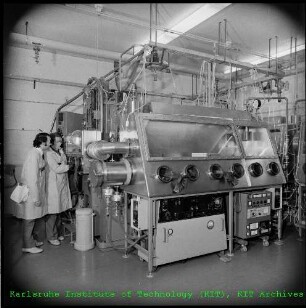 Blick auf eine große Glovebox im Plutonium-Karbidlabor am Institut für Material- und Festkörperforschung III (IMF III)