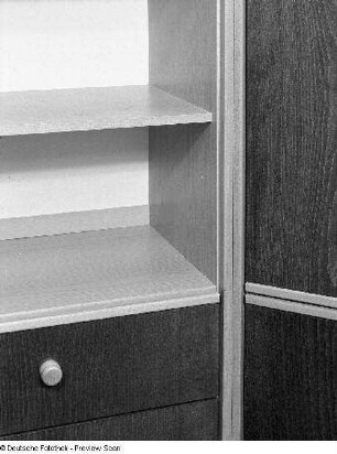 Jugendzimmer (Modell 718) : Dresden-Hellerau. VEB Deutsche Werkstätten Hellerau. Hausmesse, 1982. Jugendzimmer (Modell 718). Holz, folienbeschichtet, dunkelgrün. Detail