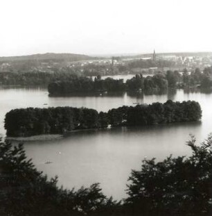 Mecklenburger Seenplatte. Haussee mit Grabenwerder gegen Plattenberg und Feldberg. Blick nach Süden
