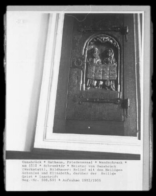 Relief mit den Heiligen Antonius und Elisabeth, darüber der Heilige Geist