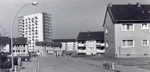 Blick auf den Bohnenkämpen, Wohnhochhaus und verlängerte Bachstraße. Detmold. Saganer Straße