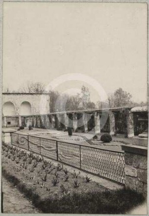 Kolonnade im Schlossgarten Heinrichau