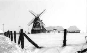 Dorf Mecklenburg. Blick zum Erdholländer, Baujahr 1849