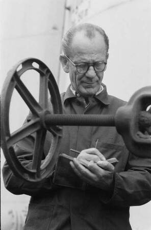 VEB Chemiekombinat Bitterfeld. Vielleicht ein Meister bei der Qualitätskontrolle zur Schichtablösung