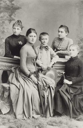 Ida Bienert (1870-1965) mit Angehörigen im Atelier des Fotografen. Fotografie (Cabinet, Albuminpapier auf Karton mit Atelieraufdruck recto; 16,6 x 10,8 cm) von Emil Tietze. Bad Elster, um 1890/1895