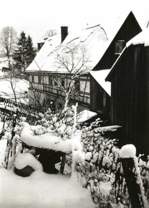 Elbsandsteingebirge. Hintere Sächsische Schweiz. Fachwerkhaus in einem Gebirgsdorf. Vermutlich Hinterhermsdorf oder Saupsdorf. Winterbild