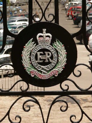 Das Wappen der britischen Königin am Tor zum Botanischen Garten