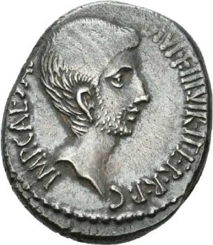 Denar des Octavian mit Darstellung von Priestergeräten