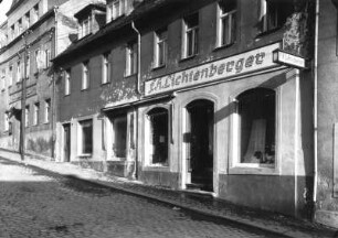Roßwein, Kirchstraße 8. Wohnhaus mit Laden (Kurz- und Süielwaren Fa. F. H. Lichtenberger) (1801/1900). Straßenansicht