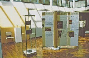 Theodor-Mommsen-Ausstellung: Foyer Mommsenstraße 14