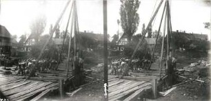 Seifhennersdorf. Zollstraßenbrücke über die Mandau am Kretscham. Große Pfahlramme im Einsatz (mit Menschenkraft)