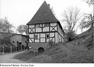 Scharfenberg, Ehemaliges Wohnstallhaus mit Kellerzugang : Scharfenberg. Ehemaliges Wohnstallhaus mit Kellerzugang und Nebengebäude