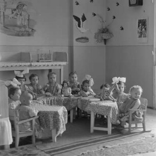 Kinder mit Spielsachen im Kinderheim in Sofia