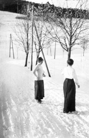 Erzgebirge. Zwei Frauen auf einem verschneiten Weg
