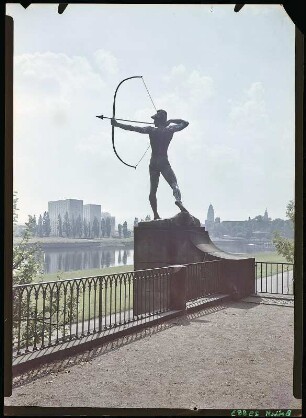 Dresden. Bogenschütze am Dr. Rudolf-Friedrichs-Ufer
