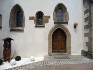 Kirchturm von Süden - Erdgeschoß mit verschiedenen Fensterformen und gewändetem Portal in Übersicht