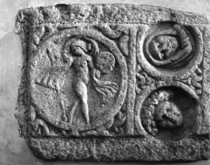 Reliefstück: Bacchantin mit Thyrsosstab