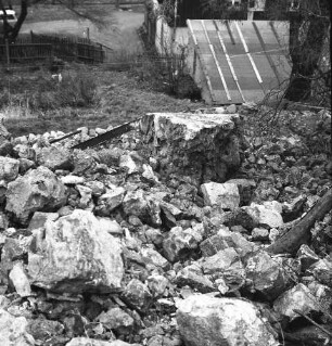 Altenberg. Reste eines abgerissenen Glockenturmes. Blick auf Reste des Mauerwerks