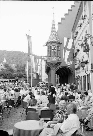 Freiburg: Vollbesetzter Münsterplatz vor dem Kaufhaus