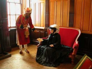 Queen Victoria : Mit Wachsfiguren nachgestellte Szene der Ankunft von Queen Victoria auf dem Bahnhof von Ballater im schottischen Hochland. Hier: Victoria mit indischem Diener. Aufgenommen im Juni 2005. Foto Uwe Gerig