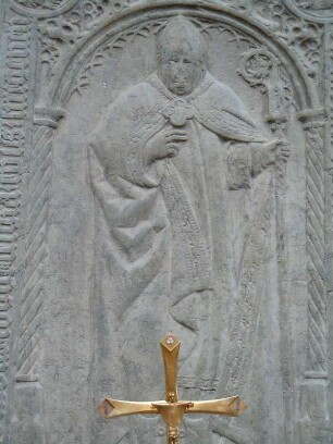 Strängnäs - im Innenraum des evangelischen Domes : Grabplatte und Kreuz, aufgenommen im Innenraum des Domes von Strängnäs am 23. Juli 2012